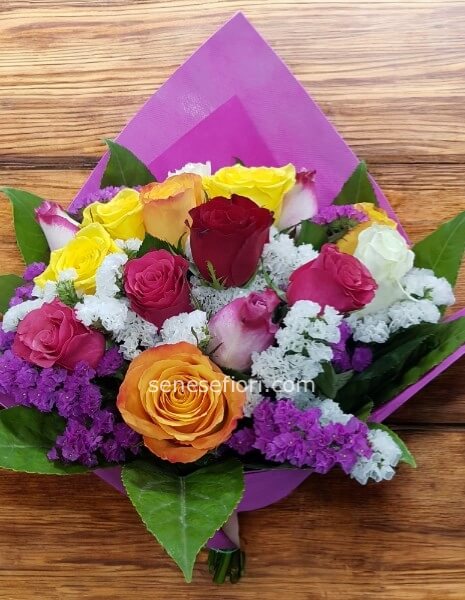 Bouquet Rose Miste Ecuador: Un&acute;Esplosione di Colori a Napoli