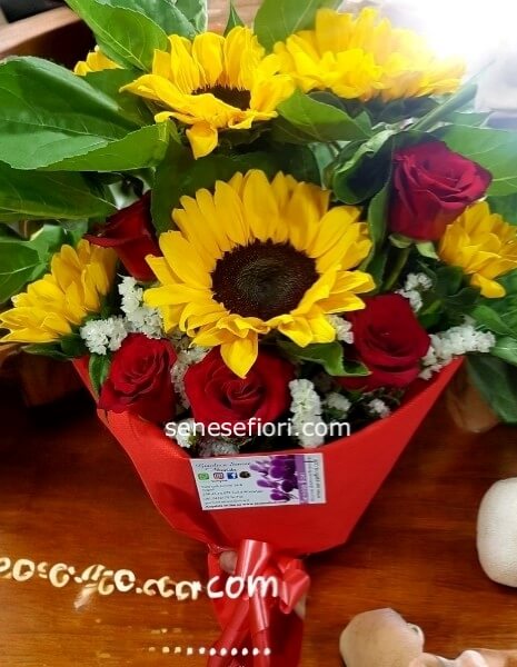 Bouquet Rose Rosse e Girasoli: Energia e Passione a Napoli