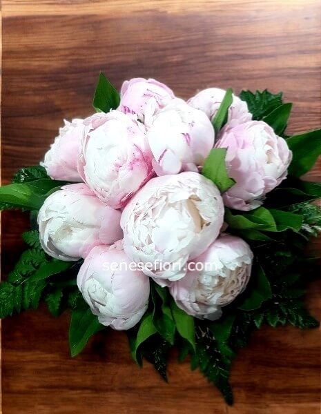 Bouquet di Peonie: L&acute;Eleganza Regale a Domicilio a Napoli